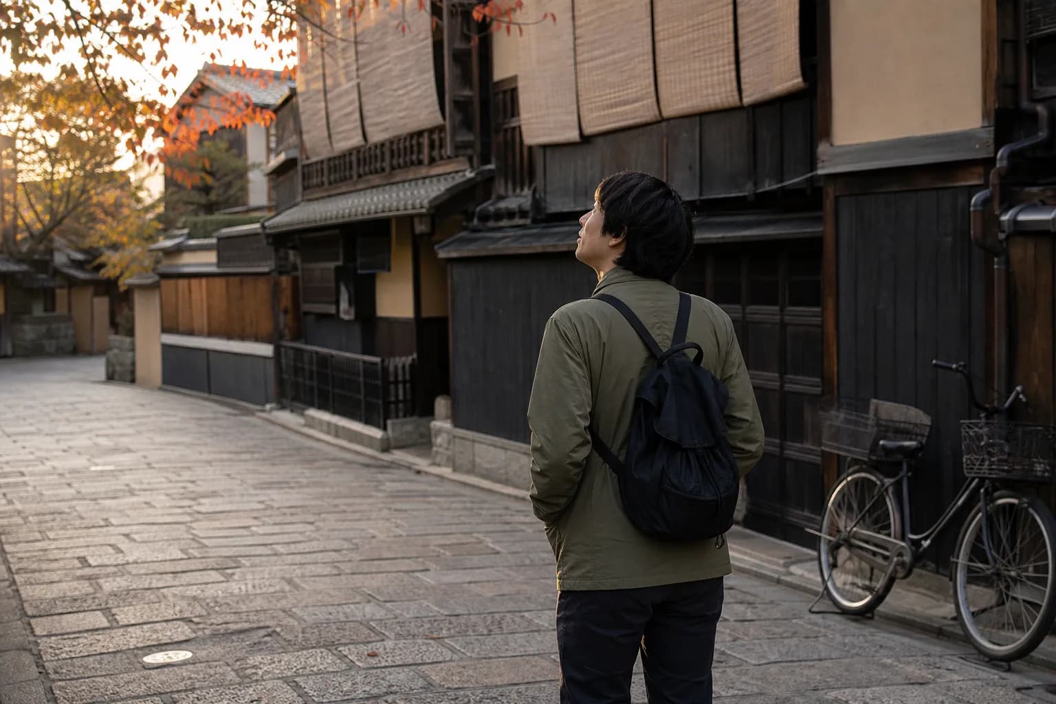 Ein Reisender entdeckt am frühen Morgen eine ruhige Straße in Kyoto